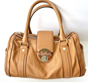 Bolso de hombro Michael Kors de cuero texturizado bronceado medallón grande - Imagen 1 de 10