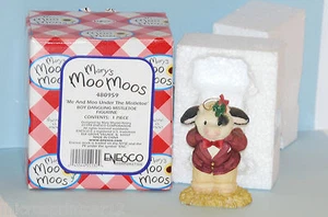 " Me and Moo Under The Mistletoe" 1999 #480959 Enesco Mary Moo Moos Figurine - Picture 1 of 8