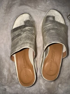 Gentle Souls by Kenneth Cole Gold Gisele 65 Sporty Slide Shoes Womens Size 7 - Picture 1 of 6