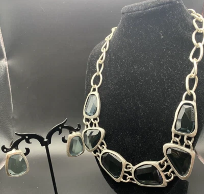 Collar y Pendientes Marcados Avon MN Tono Plata Verde/Azul Facetado Lucita Babero Foto 1 de 4