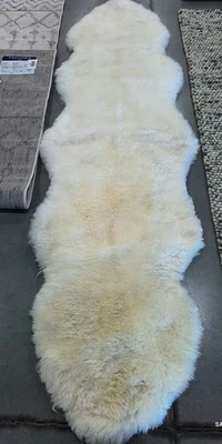 NATURAL / WHITE 2'-0" x 7'-0" Flaw in Rug, Reduced Price 1172787078 SHS211A-27 - Image 1 of 4