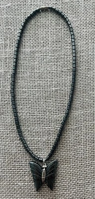 "Collar/chocker mariposa de hematita 1 1/4"" 16"" cierre de barril gris carbón/negro" Foto 1 de 4