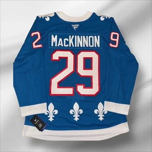 CAMISETA PREMIUM NATHAN MACKINNON AVALANCHE 2025 Heritage ¡talla grande!! - Imagen 1 de 8