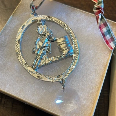 Adorno de Navidad plateado con cinta a cuadros Western barril carreras Foto 1 de 4