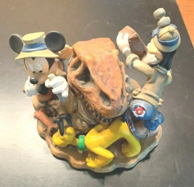 Reloj Disney's Big Dig in the Boneyard Collectible - Mickey, Pluto & Goofy  Foto 1 de 4
