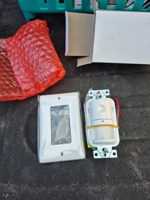 Hubbell WS1000W PIR Wall Switch - White. Free Shipping.......................... - Image 1 of 3