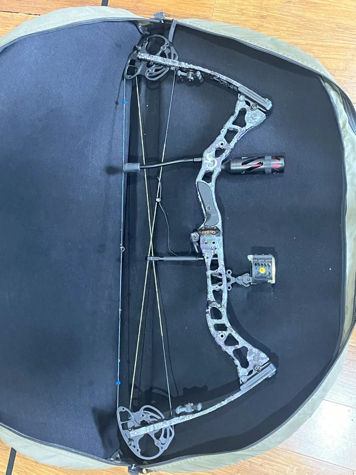 Quest G5 compound bow used Right Hand 70 Pound - Image 1 of 4