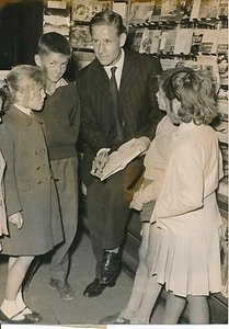 Raymond KOPA à l'Aéroport avant son Départ pour Real Madrid - Presse 1956 - Picture 1 of 2