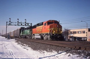 BN Original Slide BNSF GP60M #143+1 con Tren - Berwyn IL 2002 - Pintura H3 - Imagen 1 de 1