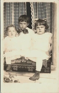 Tre Grumpy Kids RPPC - Foto 1 di 2