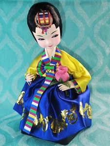 Vintage asiatische Puppe traditioneller Kimono exquisite Farben hält Rose sitzend 6,5" - Bild 1 von 12