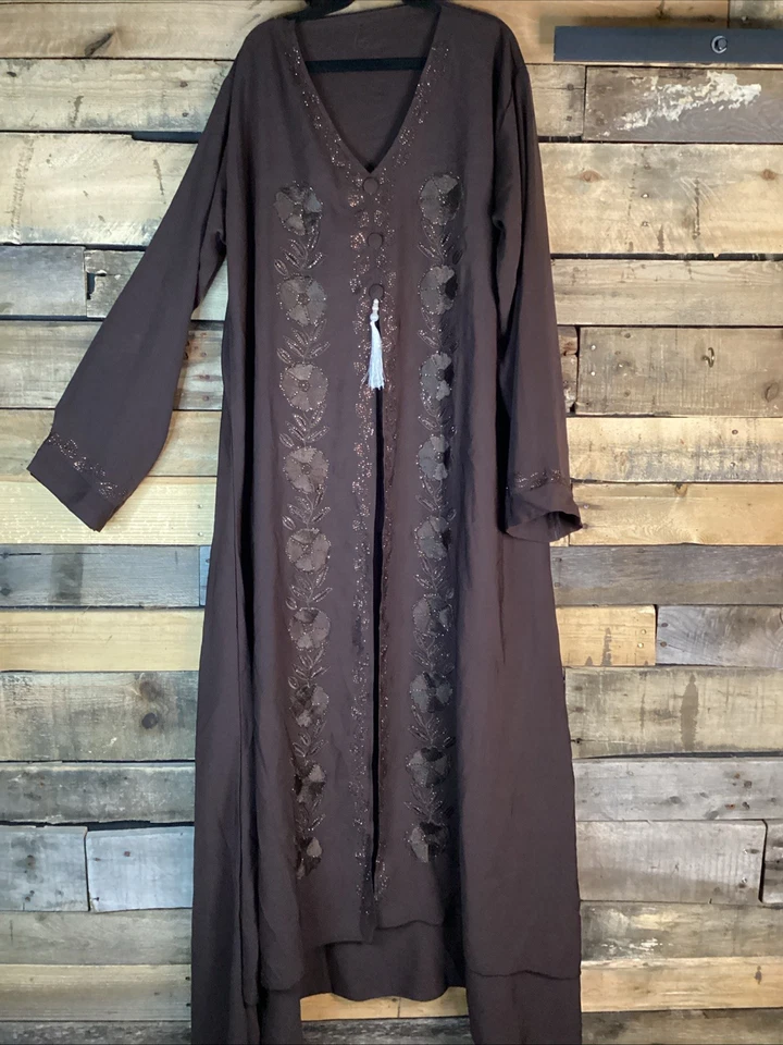 Mujer Abaya Marrón Con Bordado Floral Cuentas Hecho en India Foto 1 de 4
