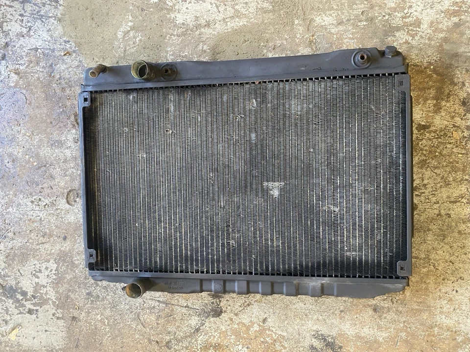 Conjunto de radiador de refrigerante OEM Mercedes Benz 380SL 1981-85 Behr 1075011701 OEM Foto 1 de 4