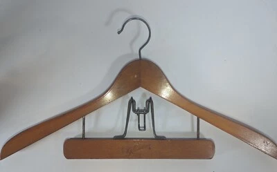 Terno e cabide de madeira vintage arco-íris com clipe exclusivo para calça  - Imagem 1 de 4