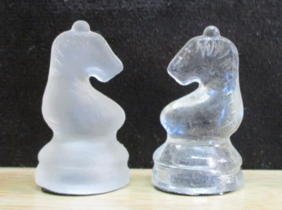 Piezas de repuesto de caballero esmerilado One Clear & One Cardinal Glass Chess 1-9/16" Foto 1 de 4