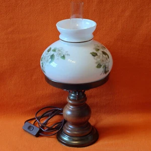 Landhaus-Stil Tischlampe (Art Petroleumlampe) mit weißem Lampenschirm aus Glas - Bild 1 von 10