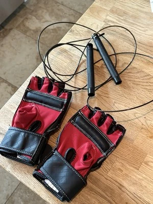 Guantes de competición Century Brave MMA, negros/rojos talla M/L con cuerda de velocidad Foto 1 de 4