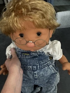 "Mono de 20"" gafas vintage Vicma Bambo chupando pulgar bebé muñeca niña rubia años 80" - Imagen 1 de 11