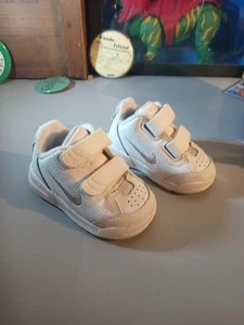  Nike Play Baby Low Toddlers Aged Shoes 308772-101 Size 2C Hook N Loop - Picture 1 of 5
