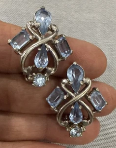 Vintage Barclay Ohrringe - silberfarben mit blauen Strasssteinen - 1”1/4X 1” - Bild 1 von 8