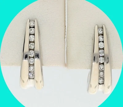 天然钻石 Huggie J 环状耳环 0.13 克拉 14K 白金 9/16 英寸长 — 第 1/4 张图片
