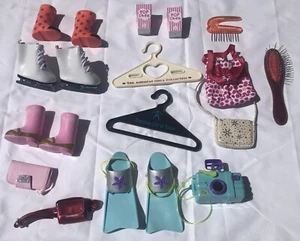American Girl Puppe Stiefel Schlittschuhe Schnorchel Flossen Kamera Kamm Bürste Taschen Posten - Bild 1 von 15
