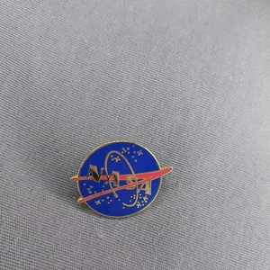 NASA Logo Red Blue Hat Jacket Vest Pin - Picture 1 of 2