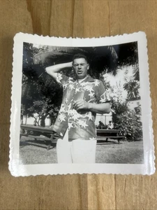 Vintage Foto Mann im Sternenmuster Hemd Kratzkopf 3,5x3,5" BW - Bild 1 von 2