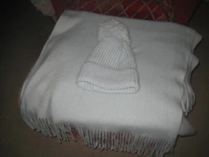 Schöner hellblauer Steve Madden Fransenschal & Bommel Beanie Mütze - Einheitsgröße - Bild 1 von 3