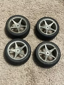 #3698 (4) HPI GREY SUPER STAR 26mm / 12mm SECHSKANT FELGEN MIT V-GROOVE REIFEN NITRO RS4 - Bild 1 von 4