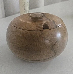 Signed K Hall Tasmanian Sassafras Hand Turned Lidded Bowl Made in Tasmania - Bild 1 von 7