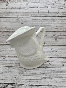 Jarra crema búho cerámica en relieve blanca de 5" Two’s Company - Imagen 1 de 11