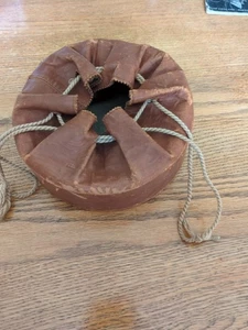 Antike Leder Halsbandschatulle mit Kordelzug - Bild 1 von 3