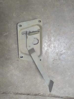 1947 1948 1949 1950 1951 1952 1953 TRAVA DO CAPÔ DO CAMINHÃO CHEVROLET  - Imagem 1 de 2