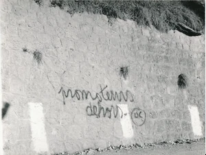 LES SALLES SUR VERDON c. 1960 - Graffitis contre Promoteurs Var - NV 7374 - Picture 1 of 2