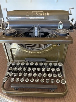 Máquina de escribir vintage LC Smith & Corona Secretarial modelo 8 12 verde oliva Foto 1 de 4