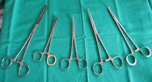 Lote de 5 pinzas abrazaderas porta agujas instrumentos la mayoría de Alemania nombres descoloridos - Imagen 1 de 9