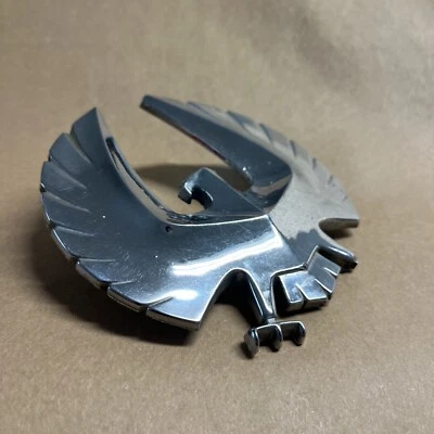 Fabricante de equipos originales Chrysler Imperial Águila Combustible Puerta Emblema Pájaro Fénix Pierna Rota Foto 1 de 3