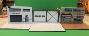 Hand Assembled - 1/64 Scale Diorama - IN-BETWEEN AUTO REPAIR - Picture 1 of 22