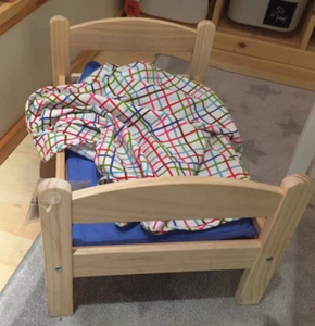 Letto per bambole IKEA DUKTIG con coperta, cuscino colorato pino lettino per bambole giocattolo - Foto 1 di 4