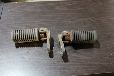 1983 KAWASAKI 750 LTD KZ750F ПЕРЕДНИЕ ПРАВЫЕ И ЛЕВЫЕ ПОДСТАВКИ ДЛЯ НОГ КОЛЫШКИ СТУПЕНИ Б/У - Изображение 1 из 4