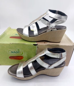 NUEVO SIN ETIQUETAS Sandalias de Cuero Brillo Plateadas Misteriosas Cuñas para Mujer Talla US 5-5.5 EU 36 - Imagen 1 de 9