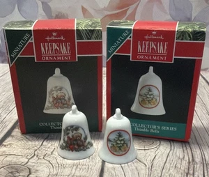 Set di 2 ~ CAMPANE DITALE ~ Hallmark Keepsake miniatura decorazione natalizia 1" - Foto 1 di 3