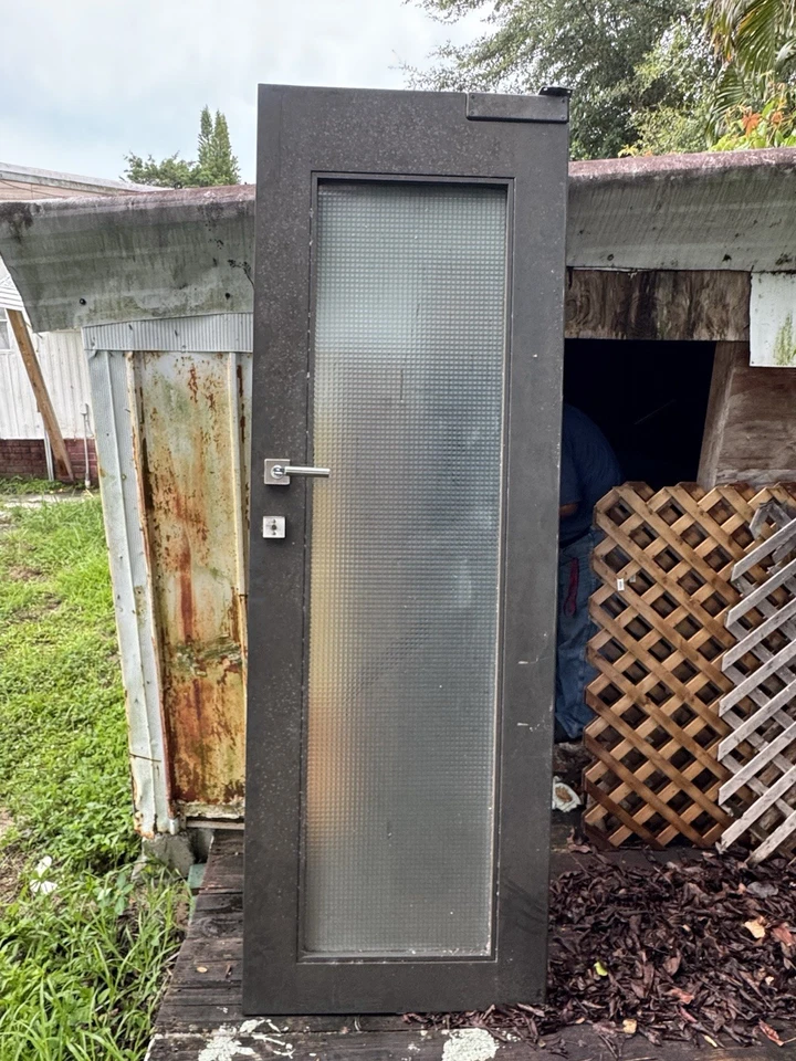 Puerta de madera con vidrio texturizado para uso doméstico, Foto 1 de 3