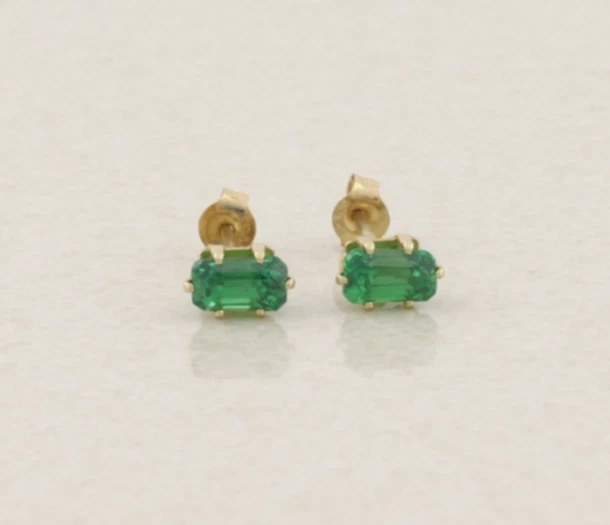 Pendientes de turmalina verde natural de oro amarillo de 14k 1/4" x 1/8" Foto 1 de 4