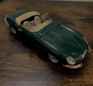 Burago 1/18 Scale Diecast 3026 - 1961 Jaguar E Type Cabriolet - Green (Jaguar) - Picture 1 of 9