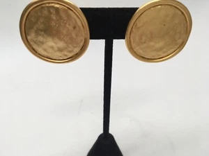 ORECCHINI FIRMATI VINTAGE PREMIER USA MARTELLATI ORO OPACO GRANDE CLIP ROTONDA SU ORECCHINI - Foto 1 di 4