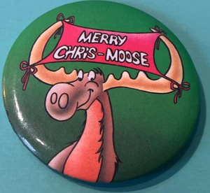 Vintage 1980 One Stop Poster - "Merry Chris-Moose" Weihnachtsnadel - 2" Durchmesser - Bild 1 von 2