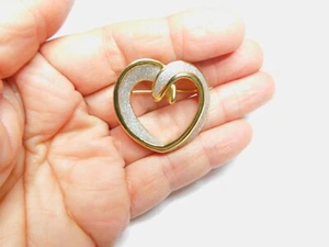 Broche de corazón de metal de trabajo de metal de metal de colección con brillo plateado - Imagen 1 de 5