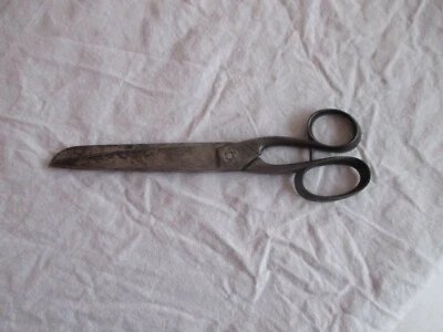 Ancienne paire de ciseaux ouvragés fer forgé N 30 marque à voir coutellerie  - Photo 1/4